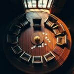 Table de conference ronde vue de dessus avec chaises vides et bulletins de vote