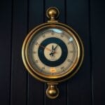 Barometre en laiton vintage avec l aiguille pointant vers la zone de basse pression extreme