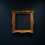 Cadre orne vide accroche de travers sur un mur sombre avec empreinte de poussiere