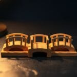 Trois petits ponts en bois miniatures côte à côte, métaphore des Layer 2 Ethereum