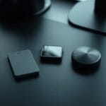 Trois dispositifs de sécurité crypto disposés en triangle sur un bureau mat