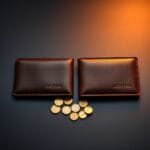 Deux portefeuilles en cuir vintage de chaque cote d une surface en ardoise avec pieces