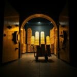 Porte de coffre-fort en laiton ouverte révélant des piles de lingots d or dans un caveau