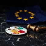 Palette de peintre avec marteau de juge en laiton sur marbre et drapeau UE