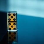 Deux dominos en verre côte à côte, métaphore du basculement Solana et Ethereum