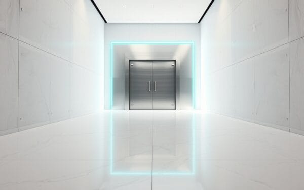 Porte de coffre-fort en acier brossé dans un hall institutionnel minimaliste, lumière haute clarté.