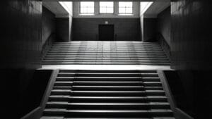 XRP (Ripple) : acheter et comprendre le token en 2026 18 Escalier en spirale en marbre clair dans un hall institutionnel, photographie monochrome contrastée.
