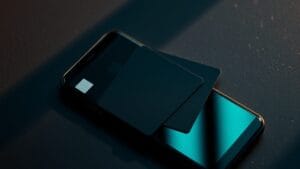 Deux cartes de portefeuille sans contact posées près d'un téléphone